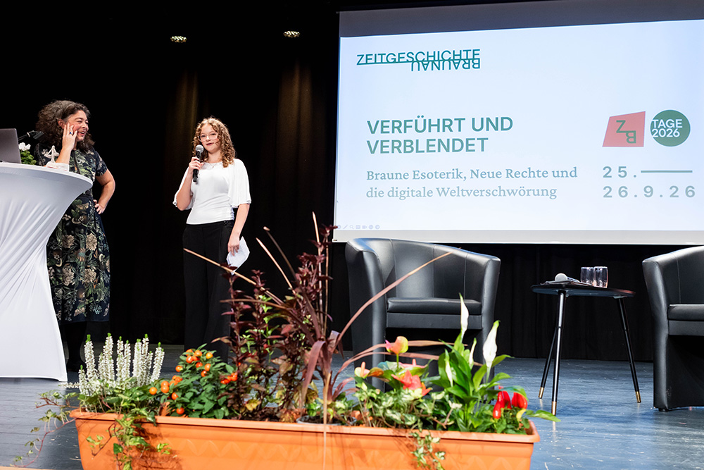 Eine Schülerin berichtet bei der Eröffnung der Zeitgeschichte-Tage von ihren Erfahrungen bei den Workshops. Foto: VZG/Photogräfin