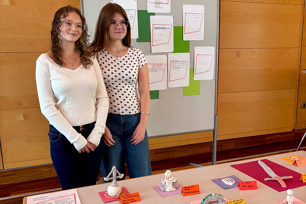 Schülerinnen bei der Präsentation der Workshop-Ergebnisse im VAZ Braunau. Foto: VZG Braunau