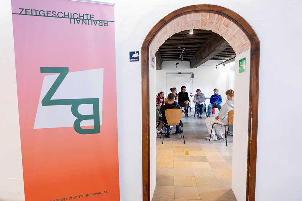 Die Workshops im Bezirksmuseum Herzogsburg knüpften an die aktuelle Ausstellung Hitlers Exekutive an. Foto: VZG/Photogräfin