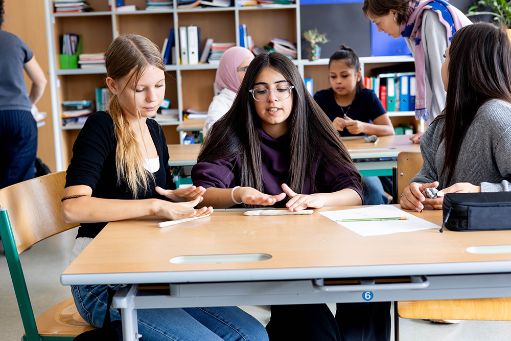 Gemeinsamer Bau an der Erinnerungskultur: Unterstufen-Schüler:innen fertigten kleine Denkmäler der Erinnerung. Foto: VZG/Photogräfin
