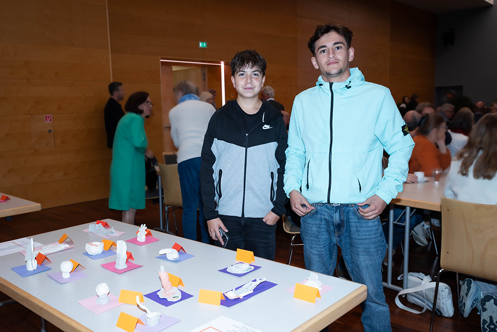 Stolz auf ihr Werk: Schüler während der Präsentation im Rahmen der Zeitgeschichte-Tage. Foto: VZG/Photogräfin