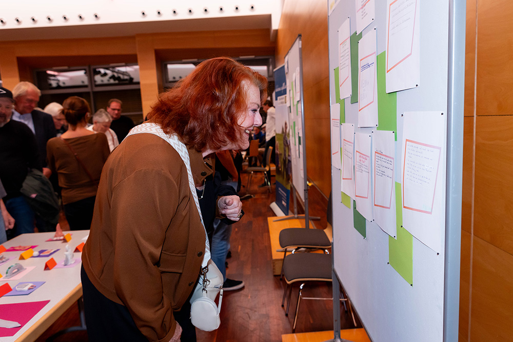 Vor und nach der Eröffnung standen die Workshop-Ergebnisse der Schüler:innen im Mittelpunkt. Foto: VZG/Photogräfin