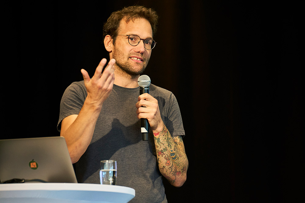 Florian Teller von FARN, Berlin, erhellte, wie rechte Gruppen gezielt Natur- und Umweltschutz für sich instrumentalisieren.Foto: VZG/Tino Huber