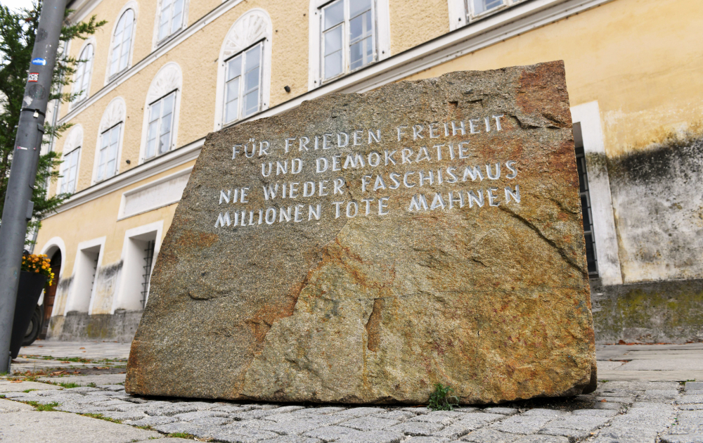 Mahnmal_Hitler_Geburtshaus_Alamy_Web.jpg