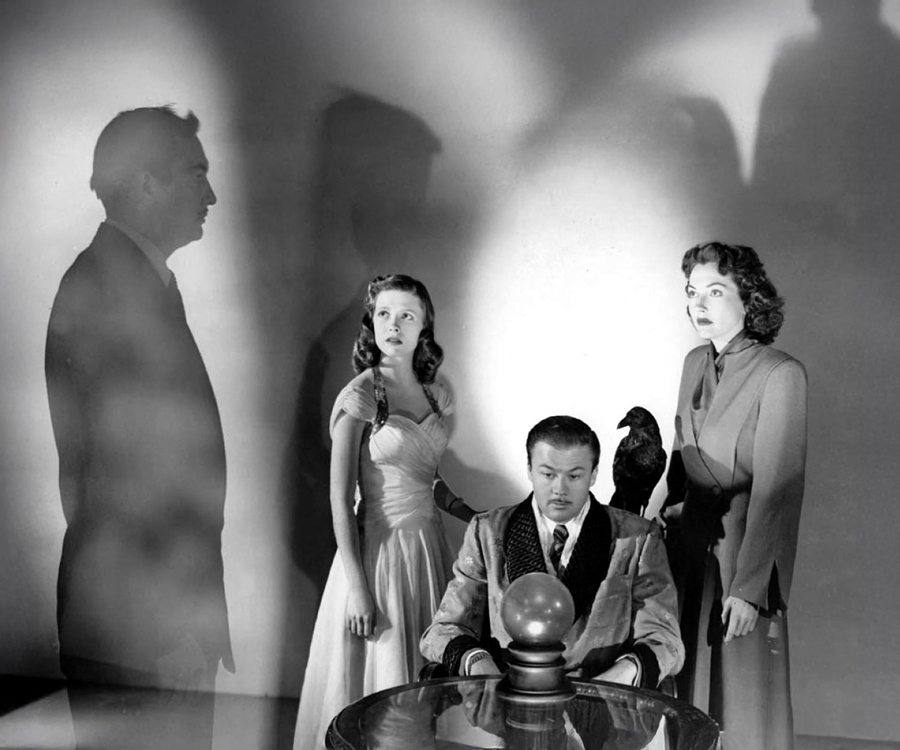 Warum ziehen Verschwörungsmythen Menschen in ihren Bann? Wie manipulieren selbsternannte Gurus ihr Publikum? Diesen Fragen gehen die Zeitgeschichte-Tage nach. Auch der Film The Amazing Mr. X (1948) greift dieses Thema auf. © Filmstill Alamy/Archive PL.